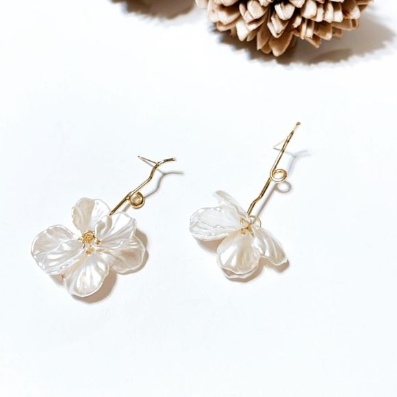Anthropologie Jewelry - White flower dangle earrings M37